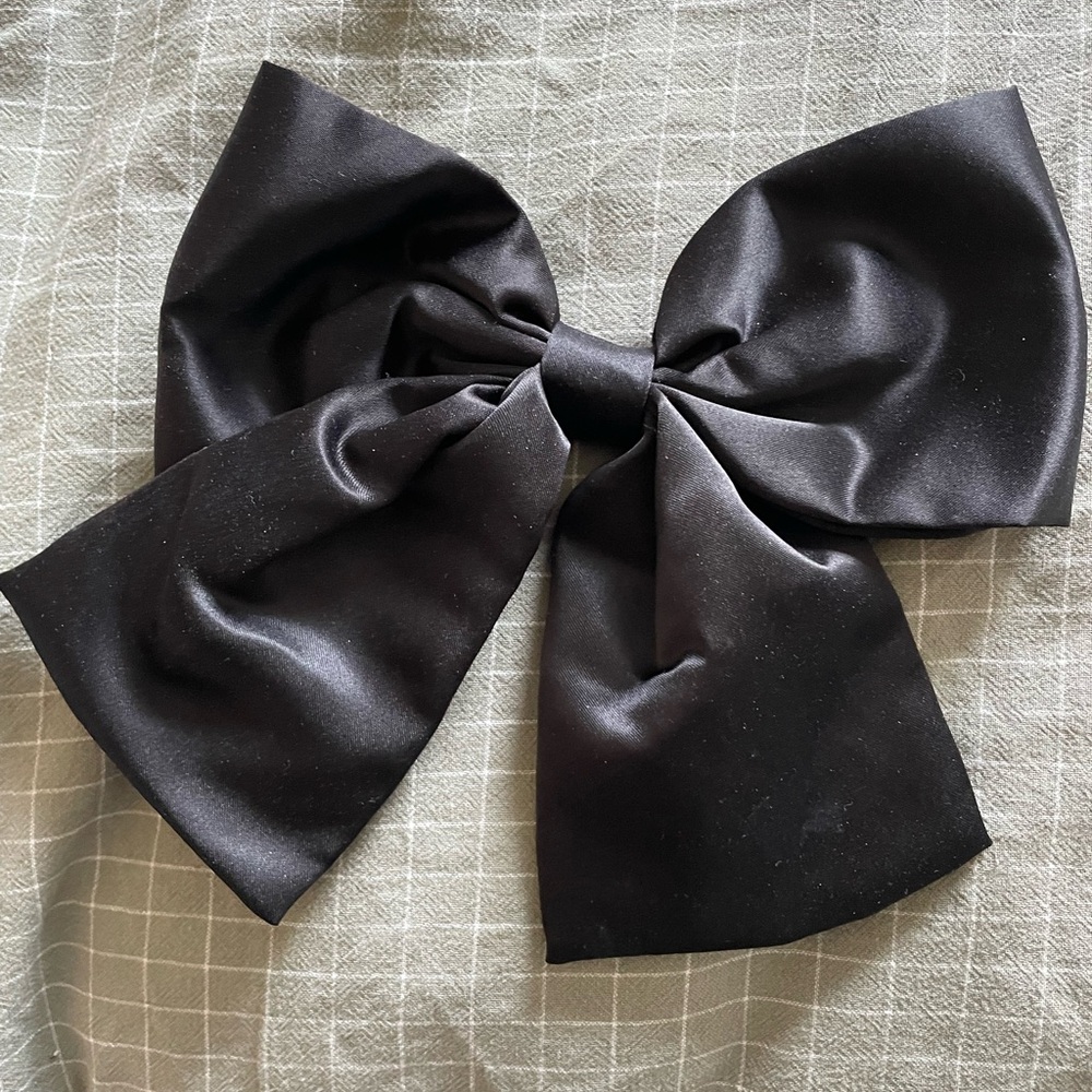 NWOT Tasha satin bow for hair